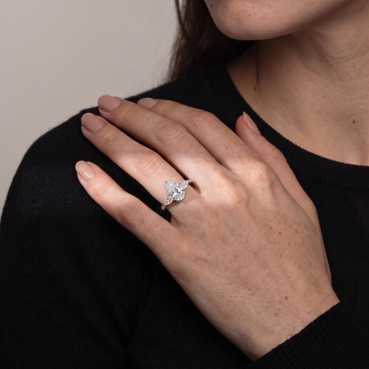 anello trilogy con diamanti a goccia 2.39 ct
