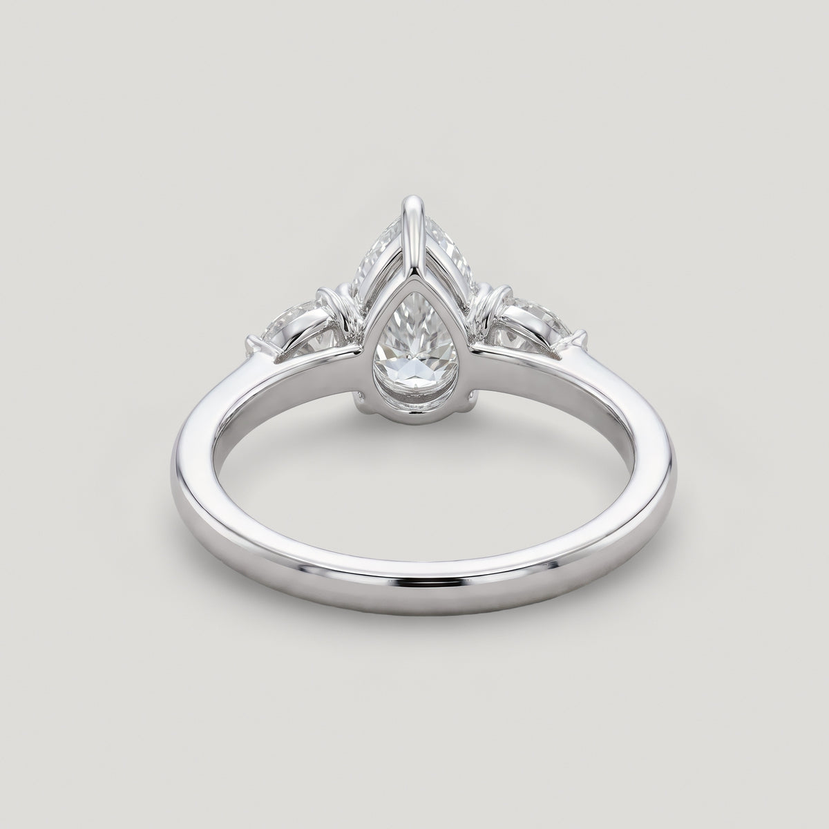 anello trilogy con diamanti a goccia 2.39 ct