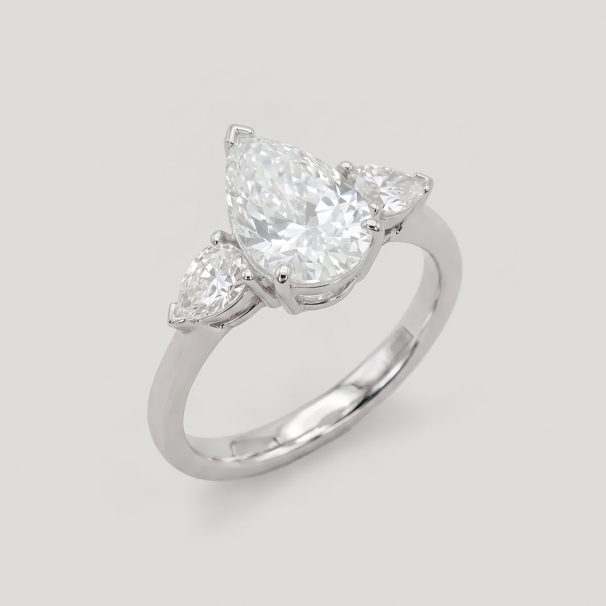 anello trilogy con diamanti a goccia 2.39 ct