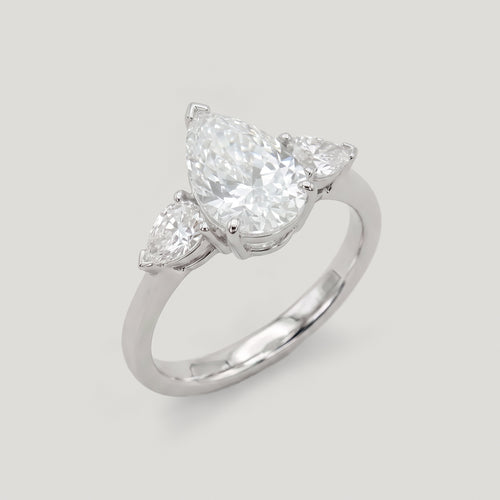 anello trilogy con diamanti a goccia 2.39 ct