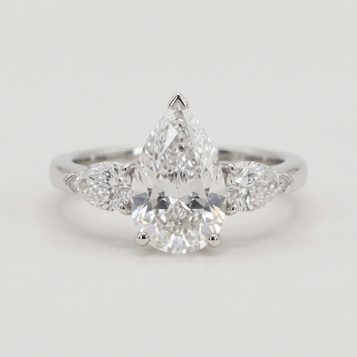 anello trilogy con diamanti a goccia 2.39 ct